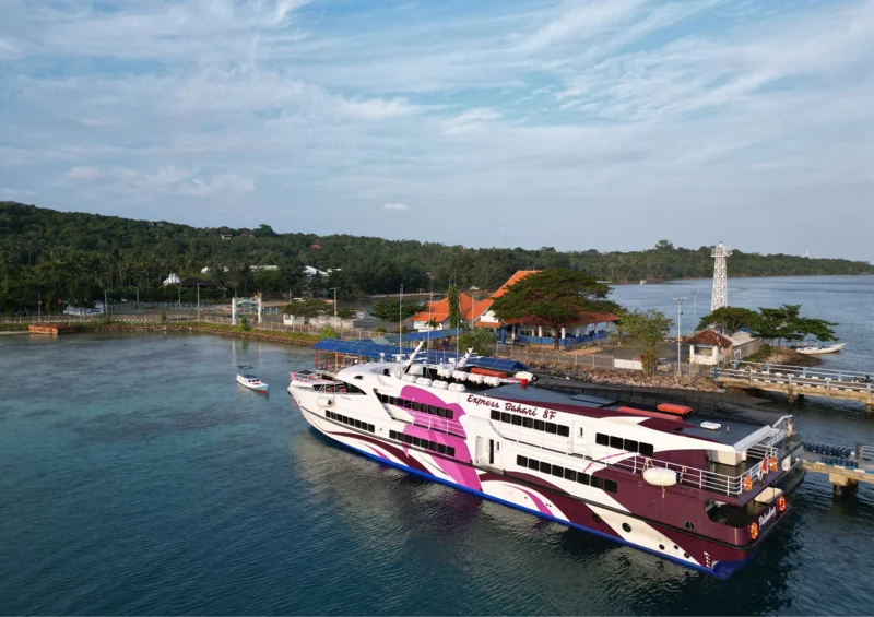 Express-Bahari-Schnellboot am Hafen von Karimunjawa