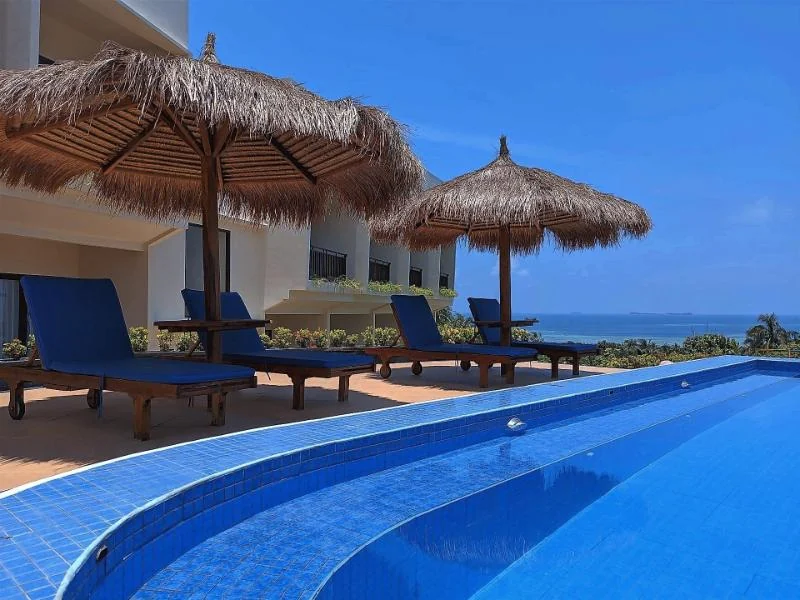 Pool des Hotels The Happinezz Hills mit Blick aufs Meer