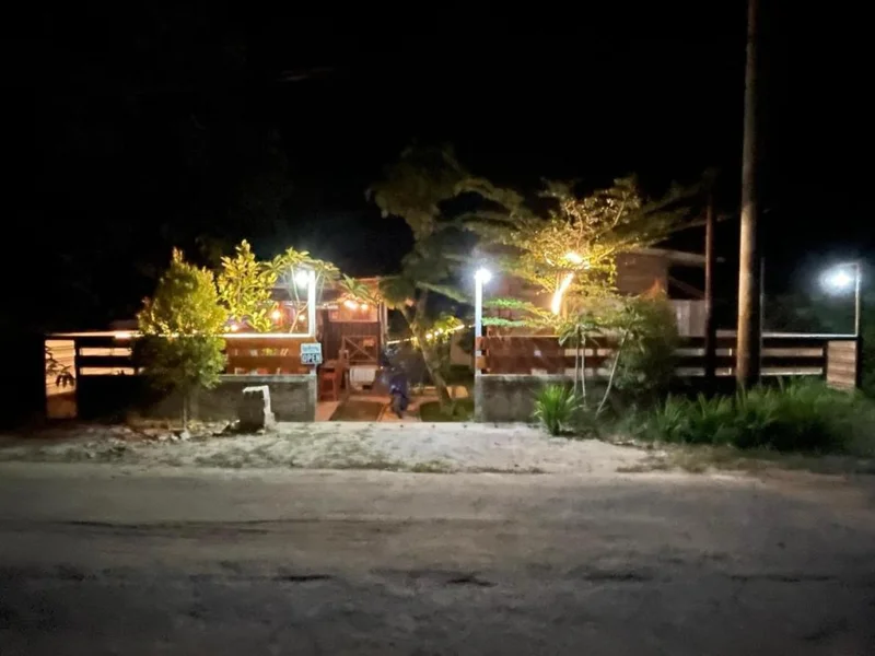 Eingang zum Atlante Hostel bei Nacht