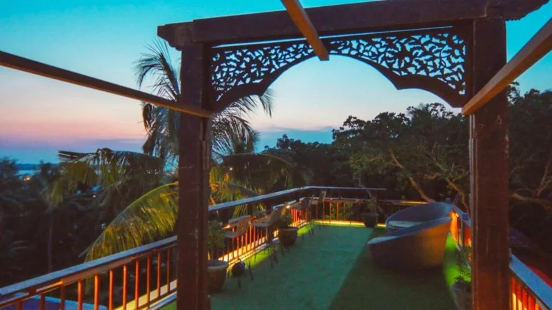 Terrasse des Big K Hostel mit Blick über Karimunjawa