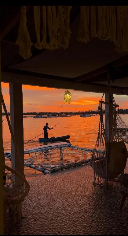 Blick aus einem Zimmer des Loyal Friend Hostel zum Wasser bei Sonnenuntergang