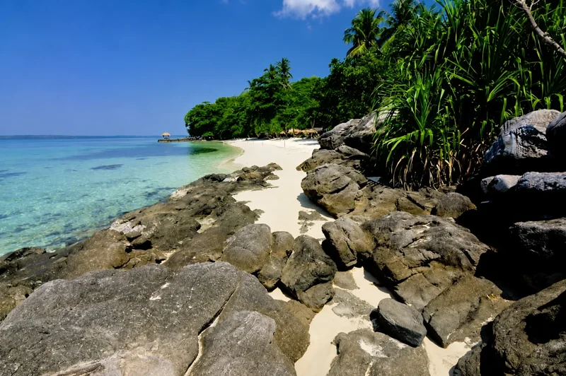 Felsen am Strand von Batu Topeng