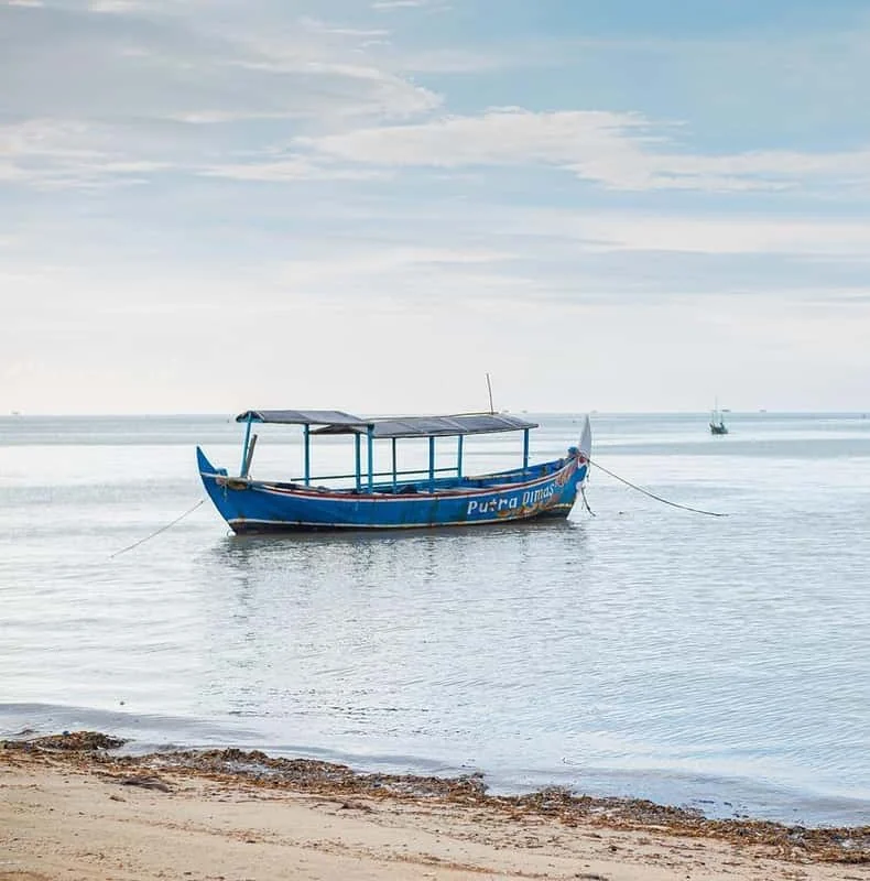 Ausflugsboot vor einem Strand aus der Galerie des dreitägigen Karimunjawa-Pakets ab Jepara