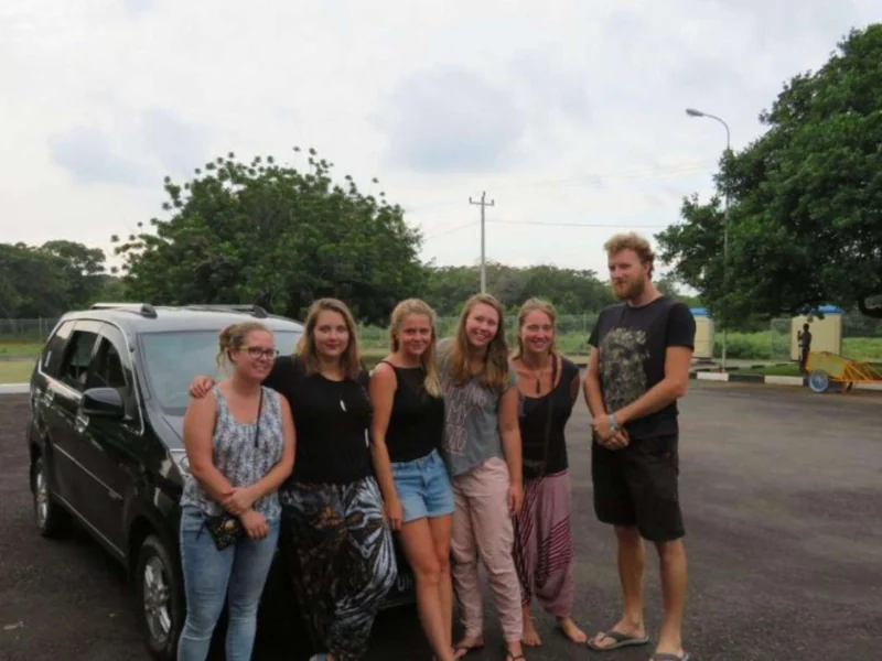 Reisegruppe neben einem Fahrzeug aus der Galerie des Privattransfers Jepara–Semarang